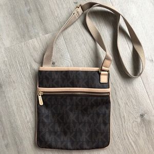 Michael Kors Signature Jet Set Crossbody Bag